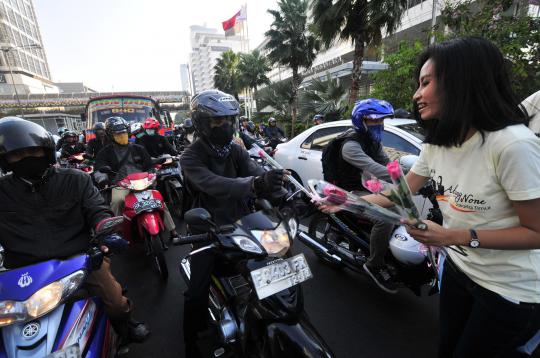 Abang-None Jakarta bagikan bunga mawar gratis di jalan