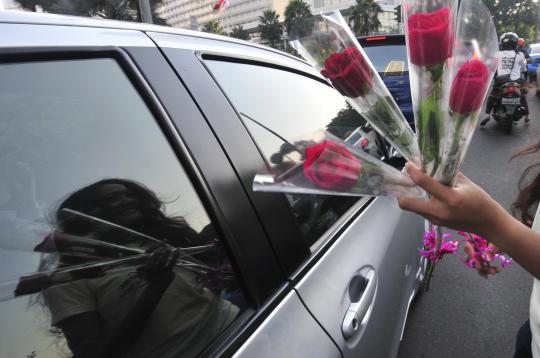 Abang-None Jakarta bagikan bunga mawar gratis di jalan