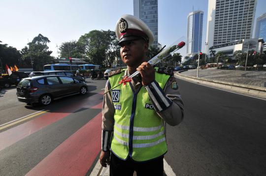 Abang-None Jakarta bagikan bunga mawar gratis di jalan