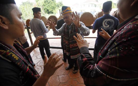 Pertunjukan Tor-tor di Kuala Lumpur dan ulos Malaysia