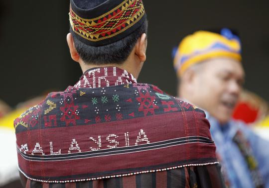 Pertunjukan Tor-tor di Kuala Lumpur dan ulos Malaysia