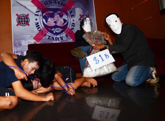 Aksi teatrikal tolak utang IMF