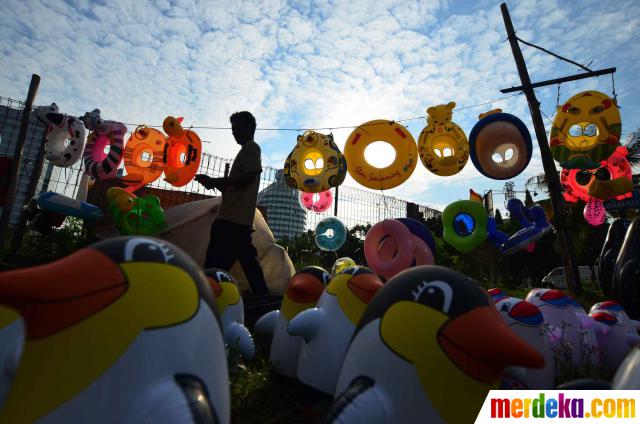 Foto : Liburan sekolah, penjual ban renang marak merdeka.com