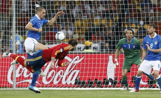 Bantai Italia, Spanyol pertahankan juara Eropa