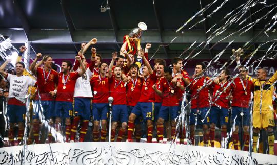 Ekspresi pemain Spanyol saat mengangkat tropi