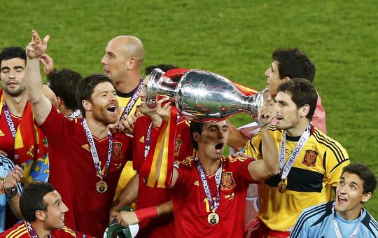 Ekspresi pemain Spanyol saat mengangkat tropi