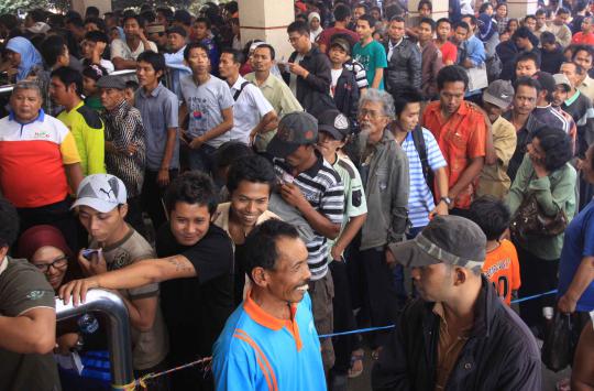 Calon pemudik rela antre tiket sejak pukul 4 pagi