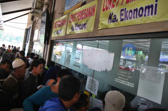 Calon pemudik rela antre tiket sejak pukul 4 pagi