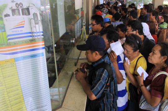 Calon pemudik rela antre tiket sejak pukul 4 pagi