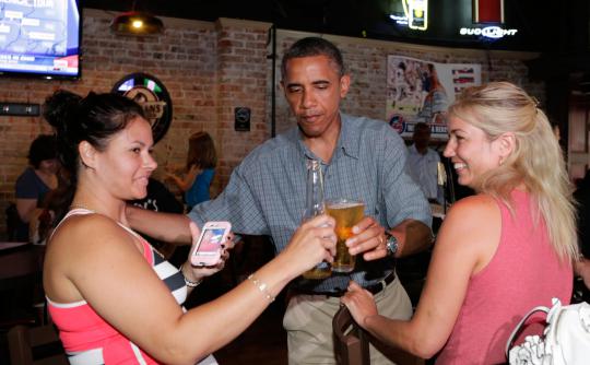 Usai kampanye, Obama minum bir 