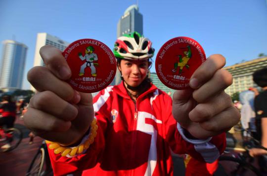 Atlet Jakarta bagikan pin dan topi PON 