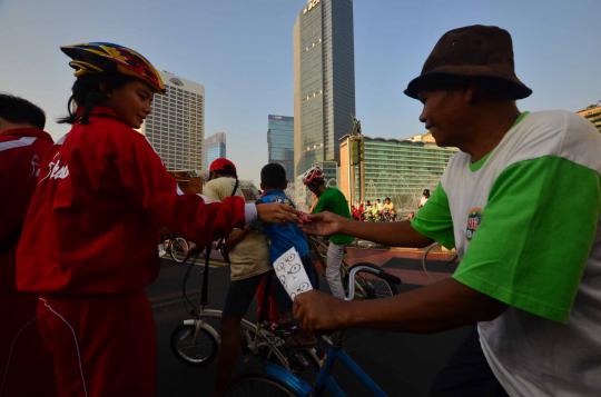 Atlet Jakarta bagikan pin dan topi PON 