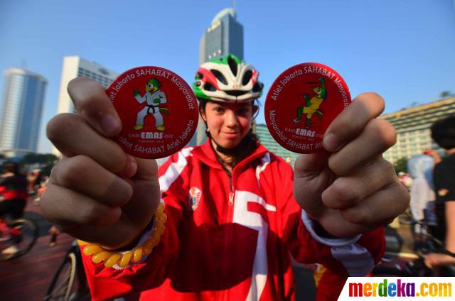 Foto Atlet Jakarta bagikan pin dan topi PON merdeka com