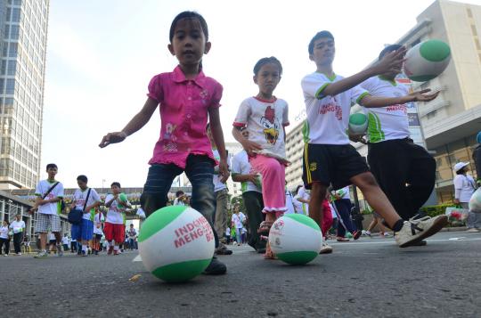 1000 orang mengoper bola di jalan