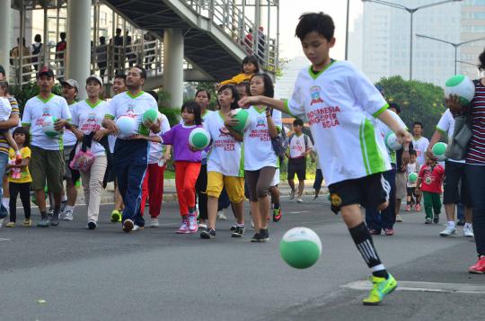 1000 orang mengoper bola di jalan