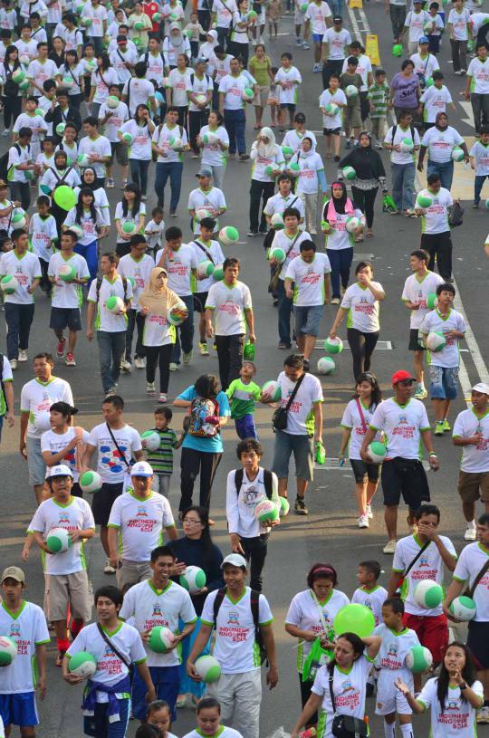 1000 orang mengoper bola di jalan