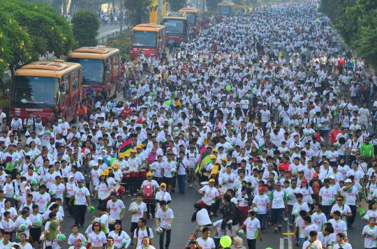 1000 orang mengoper bola di jalan