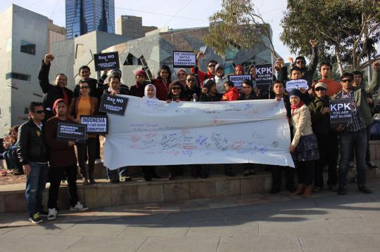 Aksi warga Indonesia di Australia saweran gedung KPK
