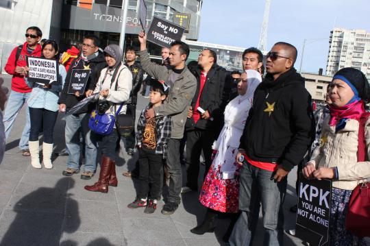 Aksi warga Indonesia di Australia saweran gedung KPK