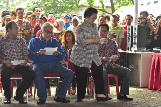 Megawati dan Taufiq Kiemas nyoblos di TPS 031