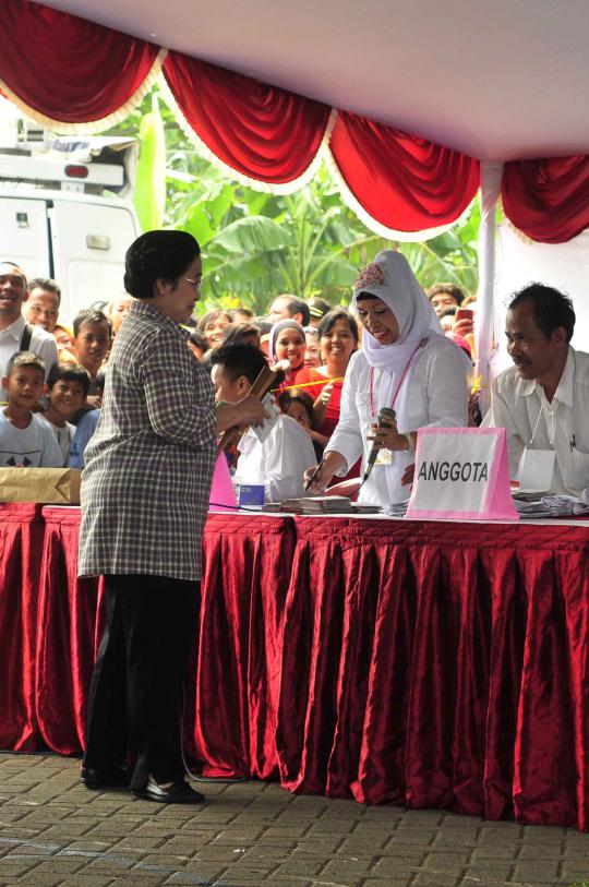 Megawati dan Taufiq Kiemas nyoblos di TPS 031