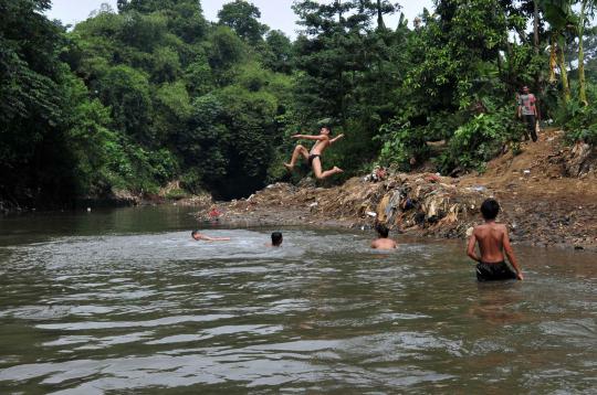Kini, Sungai Ciliwung mulai tercemar sampah