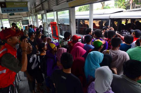 Antrean panjang di hari Transjakarta gratis