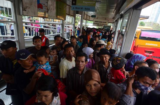 Antrean panjang di hari Transjakarta gratis