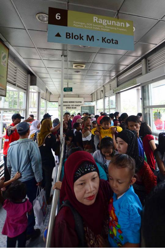 Antrean panjang di hari Transjakarta gratis