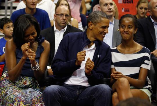 Obama ajak keluarga nonton basket