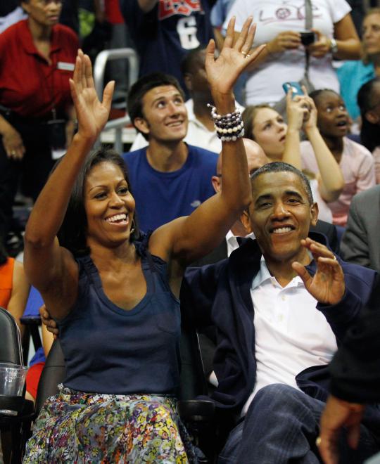 Obama ajak keluarga nonton basket