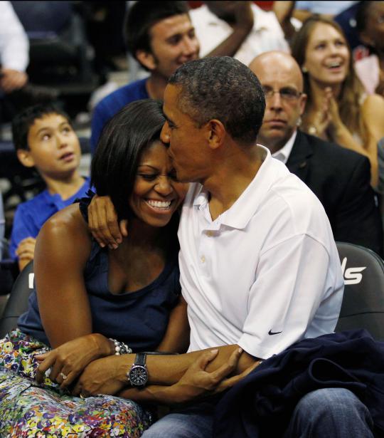 Obama ajak keluarga nonton basket