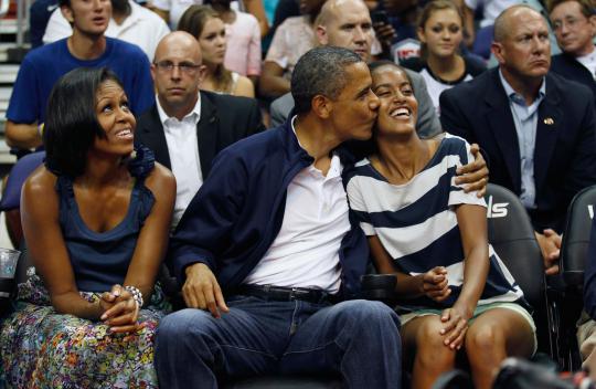 Obama ajak keluarga nonton basket