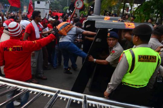 Tolak outsourcing, buruh robohkan gerbang Pertamina