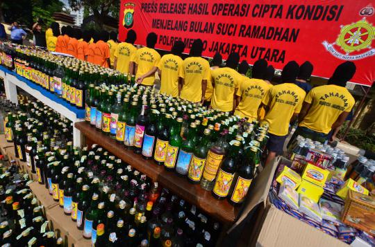 Polisi musnahkan 10.123 botol Miras