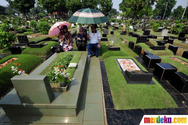 Foto : Ziarah makam tradisi jelang puasa Ramadan merdeka.com