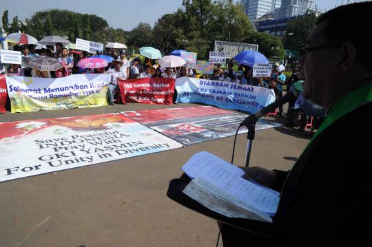 Jemaat HKBP dan GKI Yasmin ibadah di depan Istana Merdeka