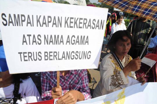 Jemaat HKBP dan GKI Yasmin ibadah di depan Istana Merdeka
