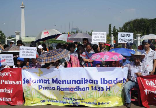 Jemaat HKBP dan GKI Yasmin ibadah di depan Istana Merdeka