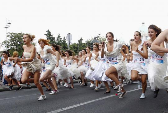 50 calon pengantin ikuti lomba lari unik