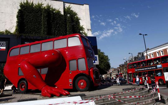 Bus wisata London disulap jadi patung robot