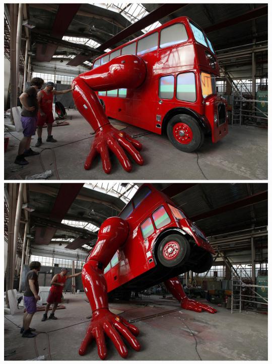 Bus wisata London disulap jadi patung robot