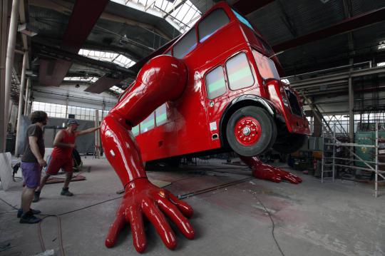 Bus wisata London disulap jadi patung robot