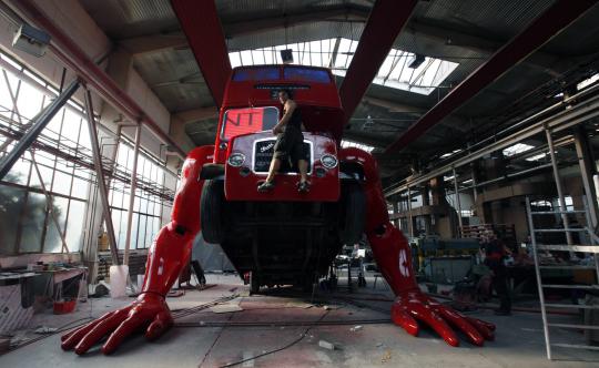 Bus wisata London disulap jadi patung robot