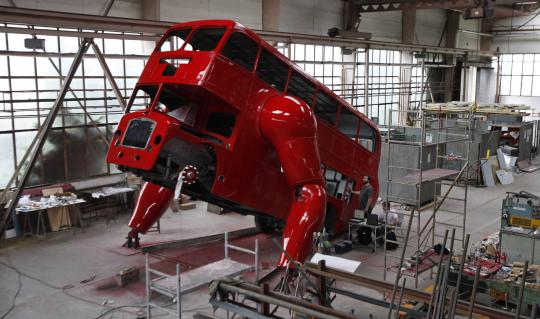 Bus wisata London disulap jadi patung robot