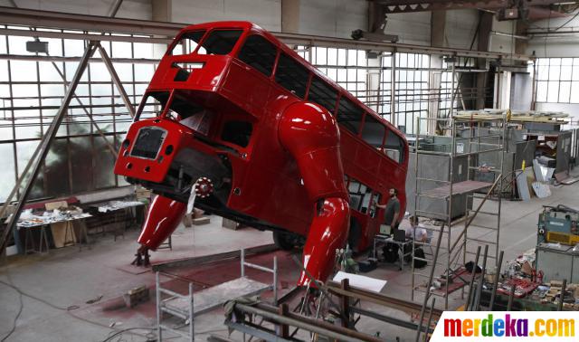 Foto : Bus wisata London disulap jadi patung robot 