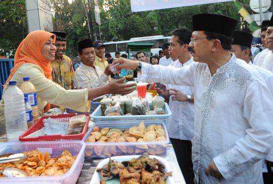 Foke berburu takjil di Kelapa Dua