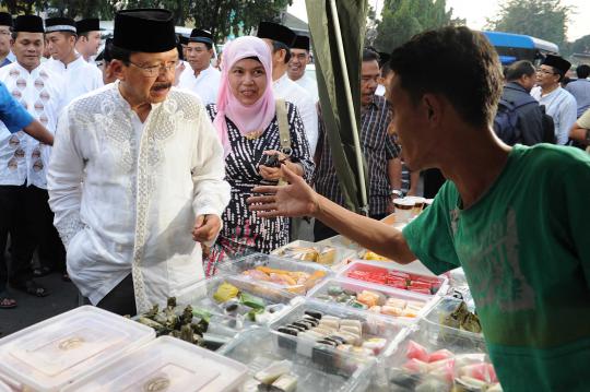 Foke berburu takjil di Kelapa Dua