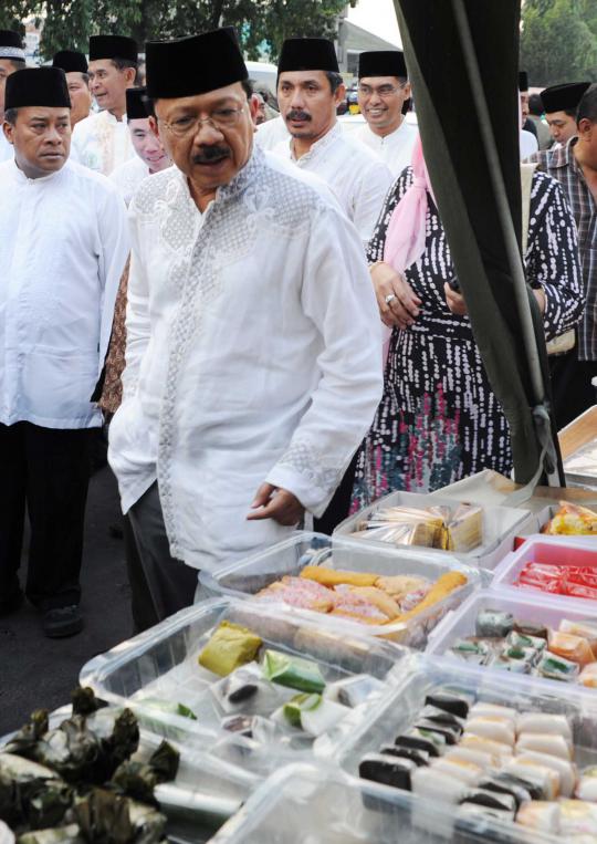 Foke berburu takjil di Kelapa Dua