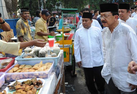 Foke berburu takjil di Kelapa Dua